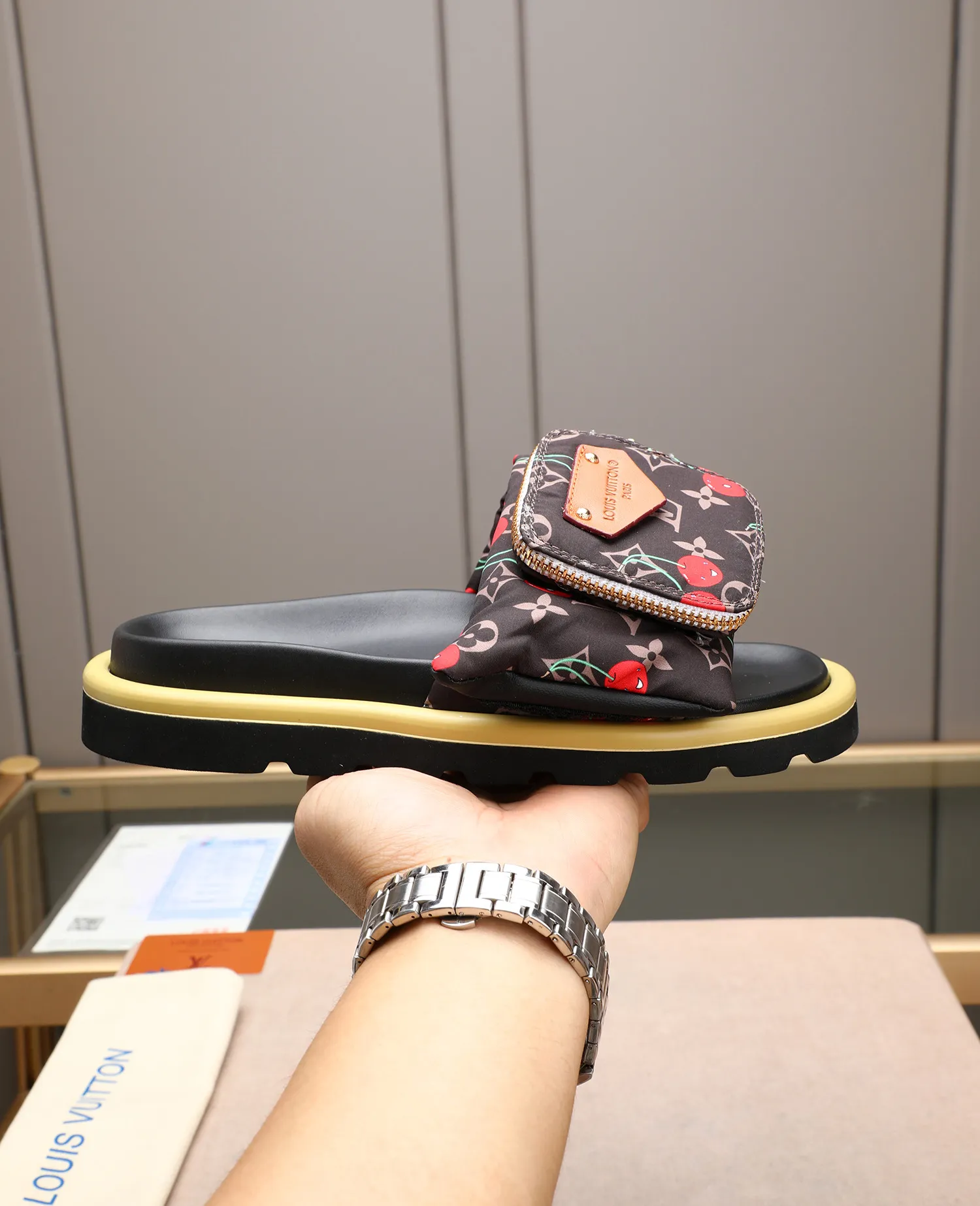 PP400 couple model with drawer box [LOUIS VUITTON] Louis Vuitton, the latest LV official website printed wallet and men's and women's slippers🔥🔥🔥 are now on the market. The drawer box is packed with cloth bags and cards. The upper pattern looks very soft and waxy, and it is a super versatile leg slimming tool. Fabric: Imported denim/down silk cotton embossed, official website pattern printing, lining: water-dyed sheepskin down filling, comfortable to wear, feet: high elastic PU water table. Sole: foam sole, heel height: about 5cm. Size 35-46, 35, 45 and 46 are custom-made and cannot be returned or exchanged. Color: multiple colors available.